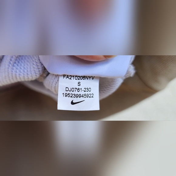 Small fit MEDIUM ?? women NIKE cropped sweatshirt camo pink - Picture 16 of 16